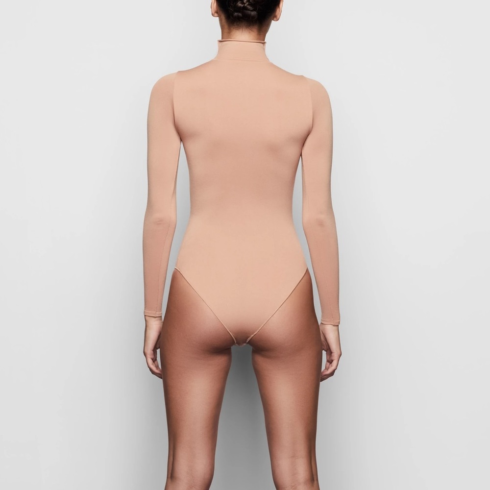 SKIMS ESSENTIAL MOCK NECK LONG SLEEVE BODYSUIT - Picture 5 of 5